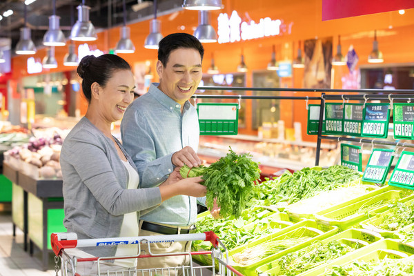 摄图网_501423199_banner_中年夫妇超市选购蔬菜（非企业商用）.jpg
